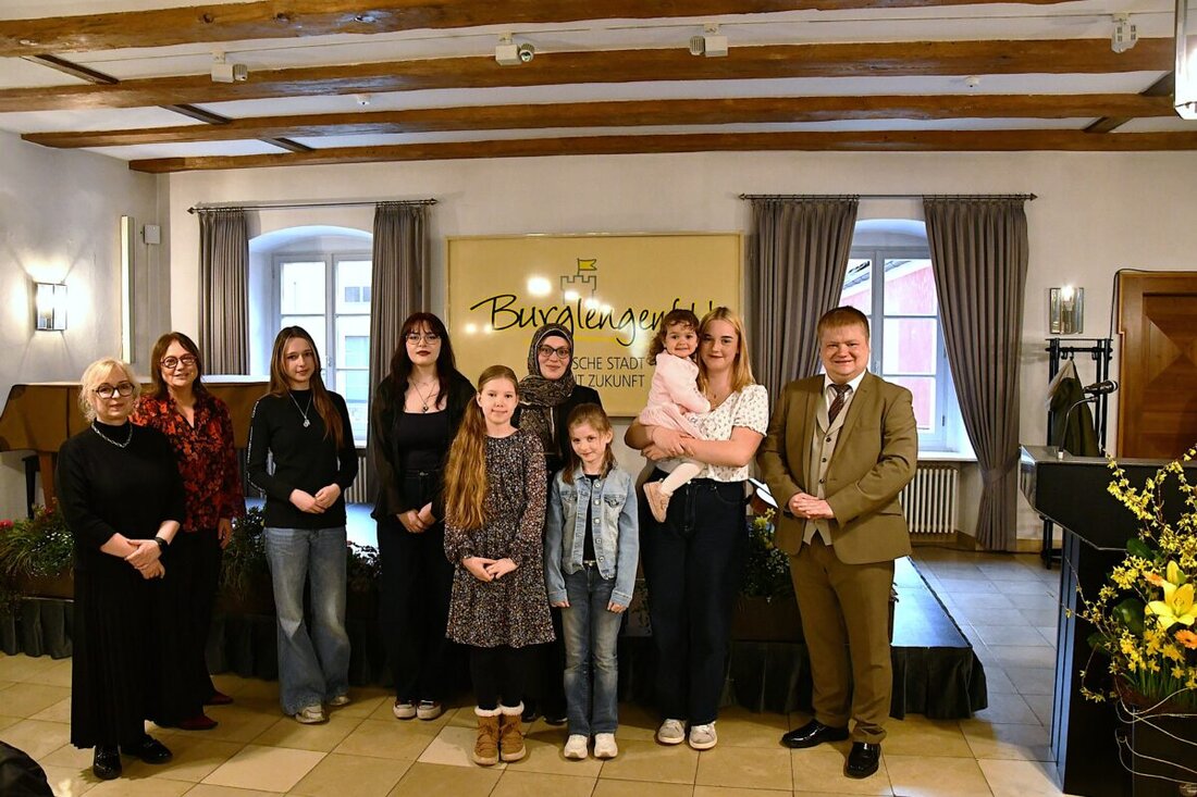 Burglengenfeld. Zum Geburtstag der Stifterin Josefine Haas vergab die Stadt bei der 66. Auszahlung der Aussteuerstiftung erneut „Brautgeschenke“. Vier junge Frauen erhielten jeweils 1.000 Euro als Starthilfe.