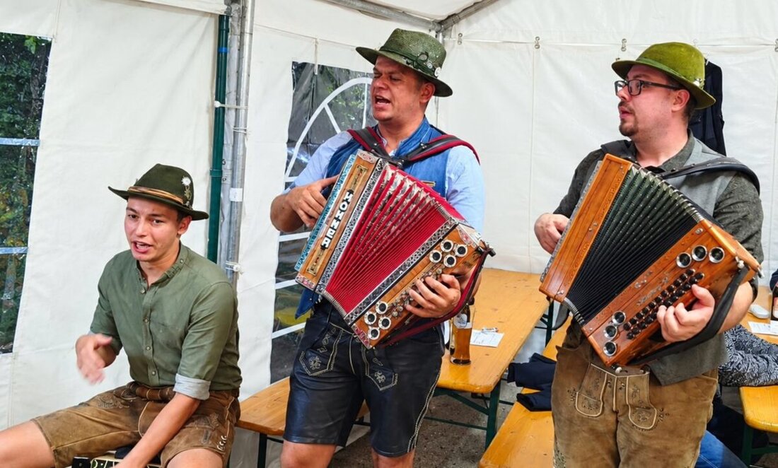 Rieden. Zünftige Klänge und ofenfrische Gockerl lockten zahlreiche Gäste zur Stiglbäck-Kirwa in den Hof der Bäckerei Grosser. Das Trio „Huschascha“ sorgte im Festzelt für beste Stimmung bis in die Morgenstunden.