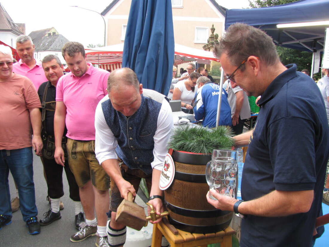 Mantel. Am Sonntag steigt das 43. Bürgerfest: Vereine stemmen Stände, Kinderprogramm und Bühne, trotz durchwachsenem Wetter hoffen alle auf Sonne. Ab dem Frühschoppen spielt Hans Schneeberger, ab 16 Uhr Partyband Rundumadum.