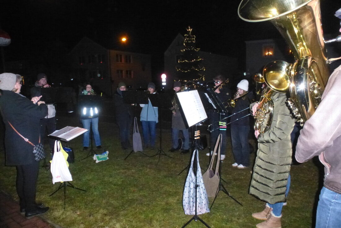 Kaltenbrunn. Die Marktweihnacht war klein, stimmungsvoll und auf Begegnung ausgerichtet; rund 600 Gäste genossen Lichterglanz, Musik und Nikolaus, viele Stände waren bis 20 Uhr leer. Der Erlös hilft Vereinen und sozialen Zwecken.