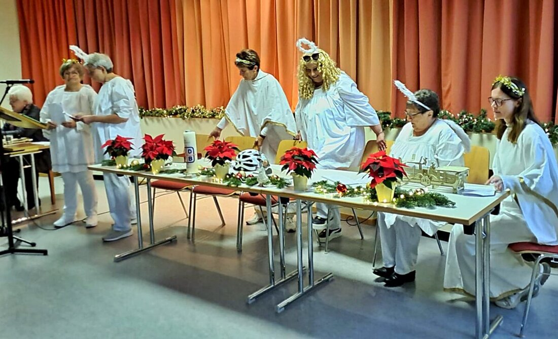 Schirmitz. Mit einer stimmungsvollen Feier im festlich geschmückten Pfarrsaal eröffnete der Katholische Frauenbund die Adventszeit. Motto: „Wenn Flügel dich berühren“, mit Zitherklängen, Rollenspiel und Dialektlesung.