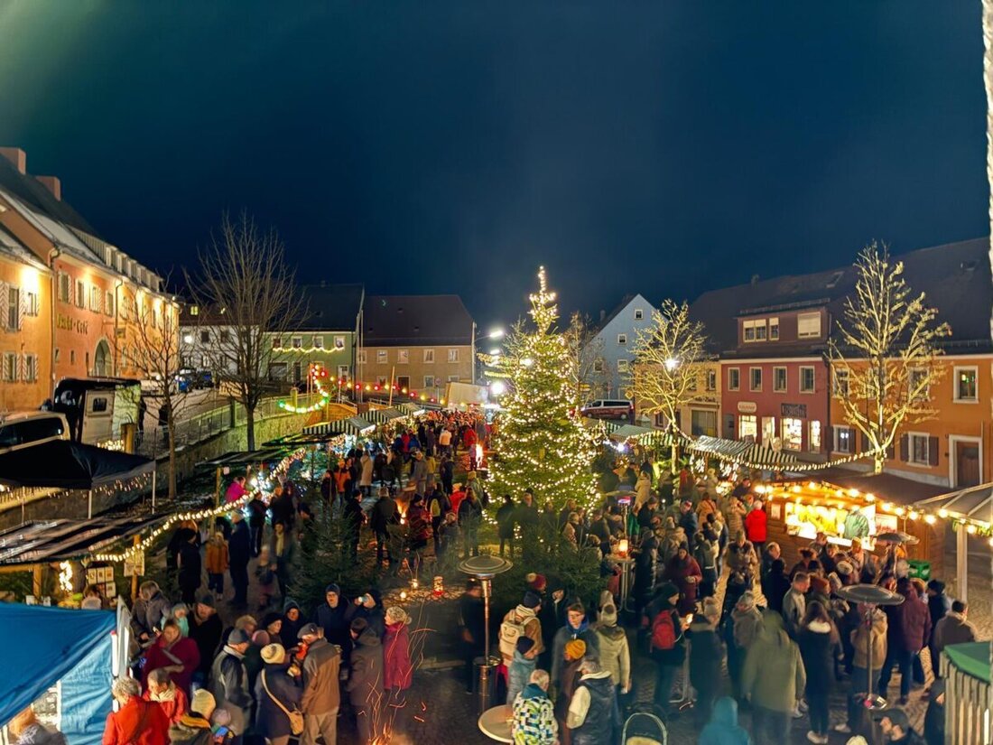 Floß. Der stimmungsvolle Adventsmarkt der Frauenunion feierte sein zehnjähriges Jubiläum und zog erneut Hunderte Besucher an. Lichter, Mandeln, Glühwein und Musik sorgten für Atmosphäre, Gemeinschaft und Miteinander.