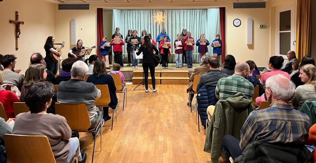 Immenreuth. Der Kinder- und Jugendchor Bunte Töne lud kurz vor Weihnachten zum Konzert Weihnachtszauber ins Pfarrheim ein. Rund 120 Gäste erlebten am frühen Abend stimmungsvolle Lieder und gemütliches Beisammensein.