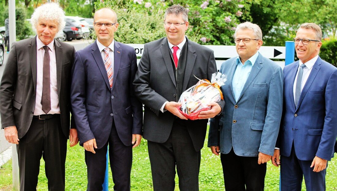 Tirschenreuth. Gleich doppelt freuen darf sich das Krankenhaus in Tirschenreuth: Mit Dr. Gregor Stohlmann wurde nämlich am Mittwochmorgen im Krankenhaus Tirschenreuth der Kliniken Nordoberpfalz AG der neue Chefarzt der Anästhesie offiziell [&hellip;]