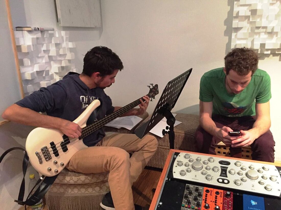 Stolen Josie bringt trotz sparsamer Pop-Besetzung nach wie vor klaren Reggae-Sound auf die Bühne. Genau so soll nun die Platte klingen: Schlagzeug, Bass, Gitarre und eine einzigartige Stimme – mehr [&hellip;]