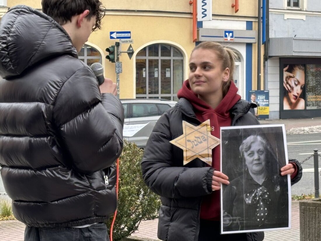Weiden. In Weiden sind am Donnerstag die letzten 14 von 62 Stolpersteinen zum Gedenken an ermordete Juden verlegt worden. Neuntklässler der Wirtschaftsschule beeindruckten mit einer selbst konzipierten, szenischen Lesung.