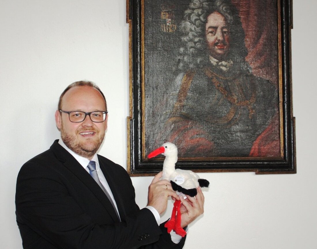 Neustadt/WN. Storch Ferdinand ist das neue Maskottchen des Landkreises Neustadt an der Waldnaab. Weil sich heuer gleich vier Jungstörche mit ihren Eltern auf dem Dach des Landratsamtes niedergelassen haben, kam man [&hellip;]
