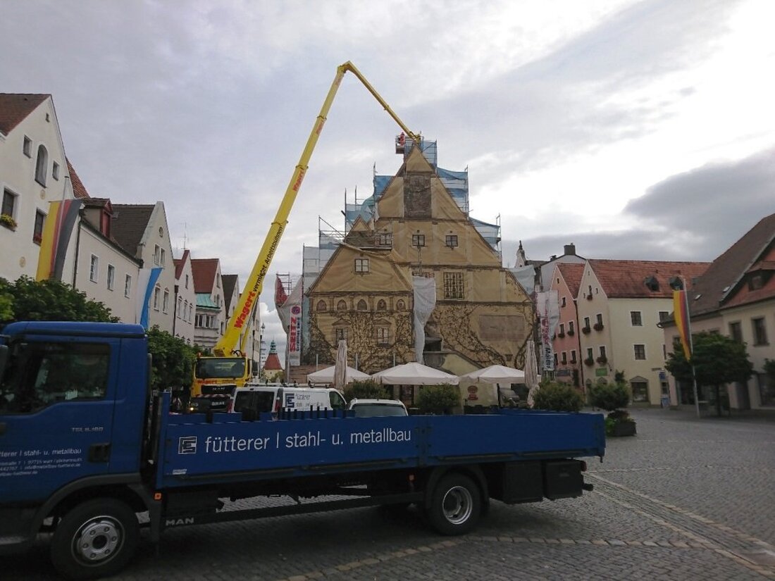 Weiden. Nachdem die Dachdeckerarbeiten zwischenzeitlich ihrem Abschluss entgegengehen, montierten Arbeiter am Freitag auch den Storchenhorst wieder auf das Dach des Alten Rathauses. Die Firma Fütterer Stahl- und Metallbau hat den [&hellip;]
