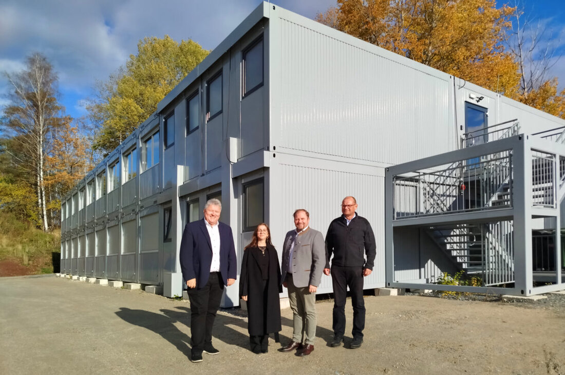 Erbendorf. Die bislang ungenutzte Flüchtlings-Containeranlage am Zeidlweidweg wird vorübergehend von Strabag als Unterkunft für regionale Bautrupps genutzt und bleibt bis Ende 2027 im Standby, mit Platz für rund 50 Personen.
