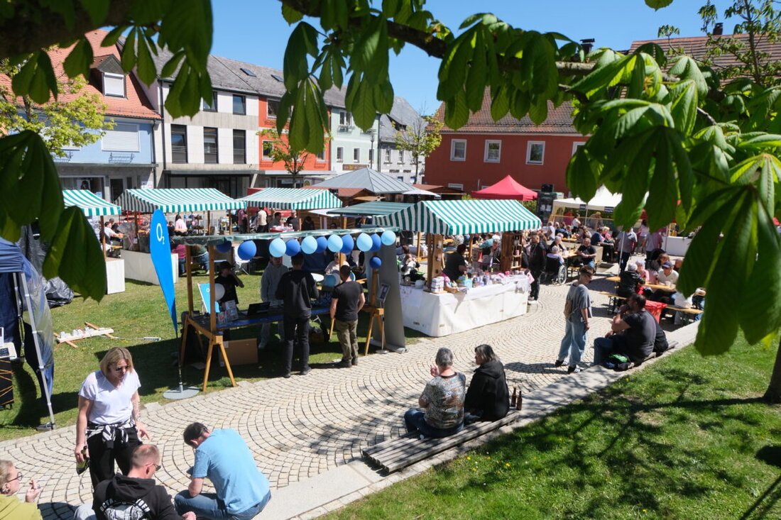 Floß. Bei strahlendem Sonnenschein lockte der Maimarkt zahlreiche Besucher in die Marktplatzanlage. Die Freiwillige Feuerwehr stellte den Maibaum mit zehn Zunftzeichen und Marktadler auf und sorgte für ein fröhliches Fest.