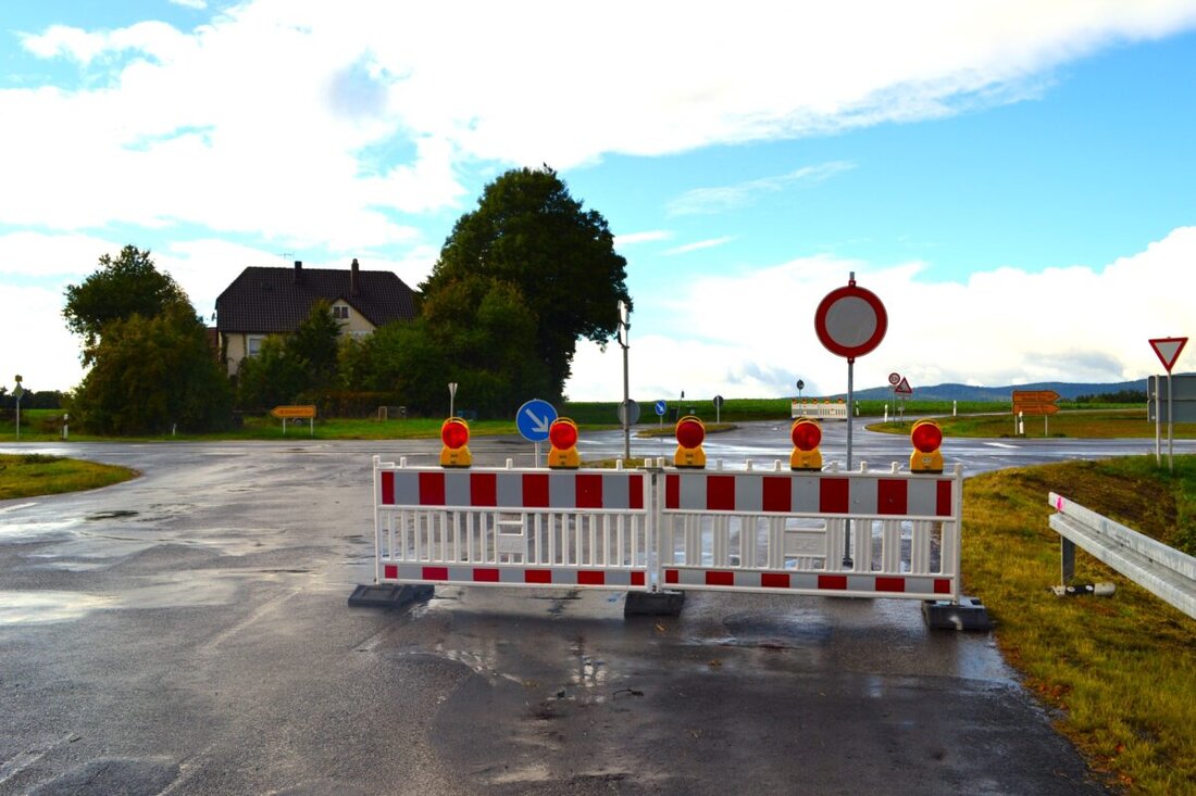 Vohenstrauß. Ab 21. Oktober 2024 starten dreiwöchige Straßenbauarbeiten am Kreisverkehr, Kosten circa 0,3 Mio. Euro. Verkehrsteilnehmer werden umgeleitet, Beeinträchtigungen sollen minimal gehalten werden.