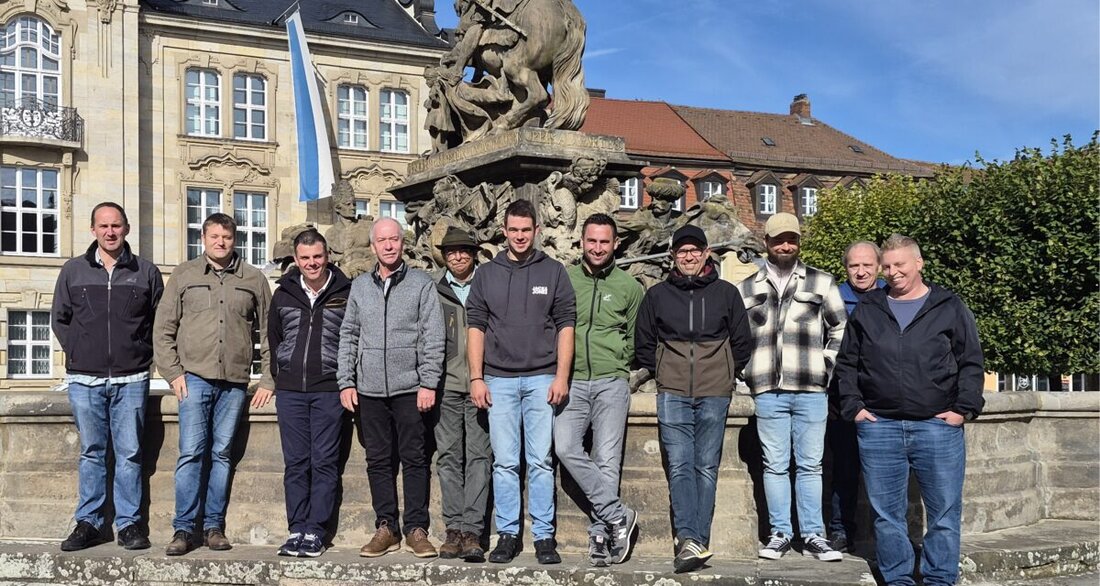 Bayreuth. Die Straßenmeisterei Nabburg unternahm ihren jährlichen Betriebsausflug und tauchte bei Führungen im Neuen Schloss und im Italienischen Schlösschen in Bayreuths Geschichte ein. Zum Abschluss Einkehr im Wirtshaus Oskar.