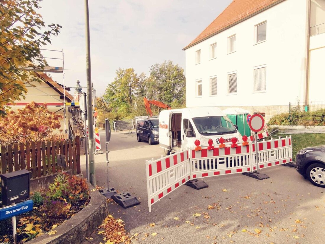 Eslarn. Die Pfarrer-Bayer-Straße ist bis Freitag, 25. Oktober, vollseitig gesperrt, Zufahrten im Mühlenweg bleiben für Anwohner frei. Verkehr wird über Schönseer Straße umgeleitet, auf Baufahrzeuge und Beschilderung achten.