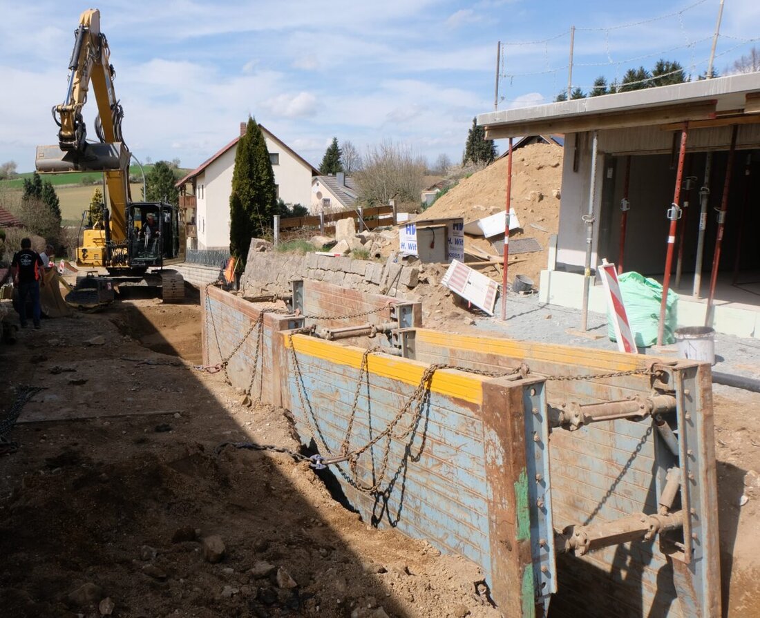 Floß. Sanierungsarbeiten an Wasser- und Kanalleitungen führen zu Straßensperrungen, wobei Felsvorkommen den Fortschritt erschweren. Die betroffenen Anwohner zeigen Verständnis für die Maßnahmen.