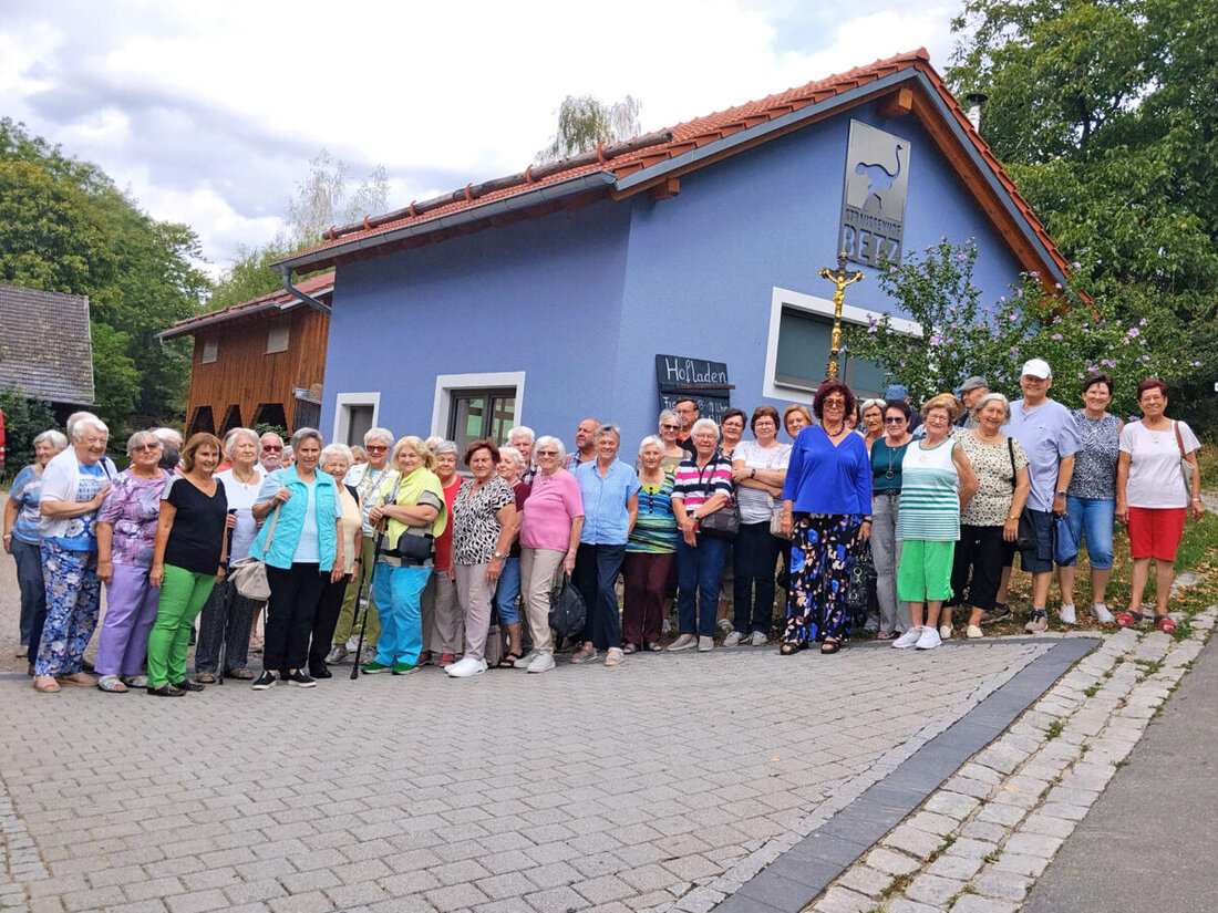 Maxhütte-Haidhof. Rund 50 Seniorinnen und Senioren besuchten den Straußenhof Betz in Stamsried, erhielten bei einer Führung spannende Einblicke und ließen den Ausflug bei Kaffee und Torte gemütlich ausklingen.