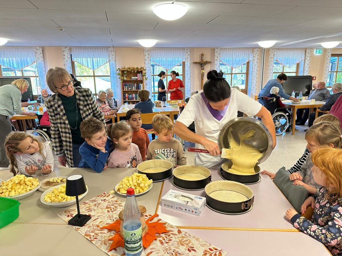 Pfreimd. Ein süßer Abschluss für die Aktion „Streuobst – bunt und lebendig“: Im Altenheim St. Johannis Stift backten Kinder und Seniorinnen und Senioren gemeinsam Apfelkuchen. Kindergarten und Verein fördern Miteinander.