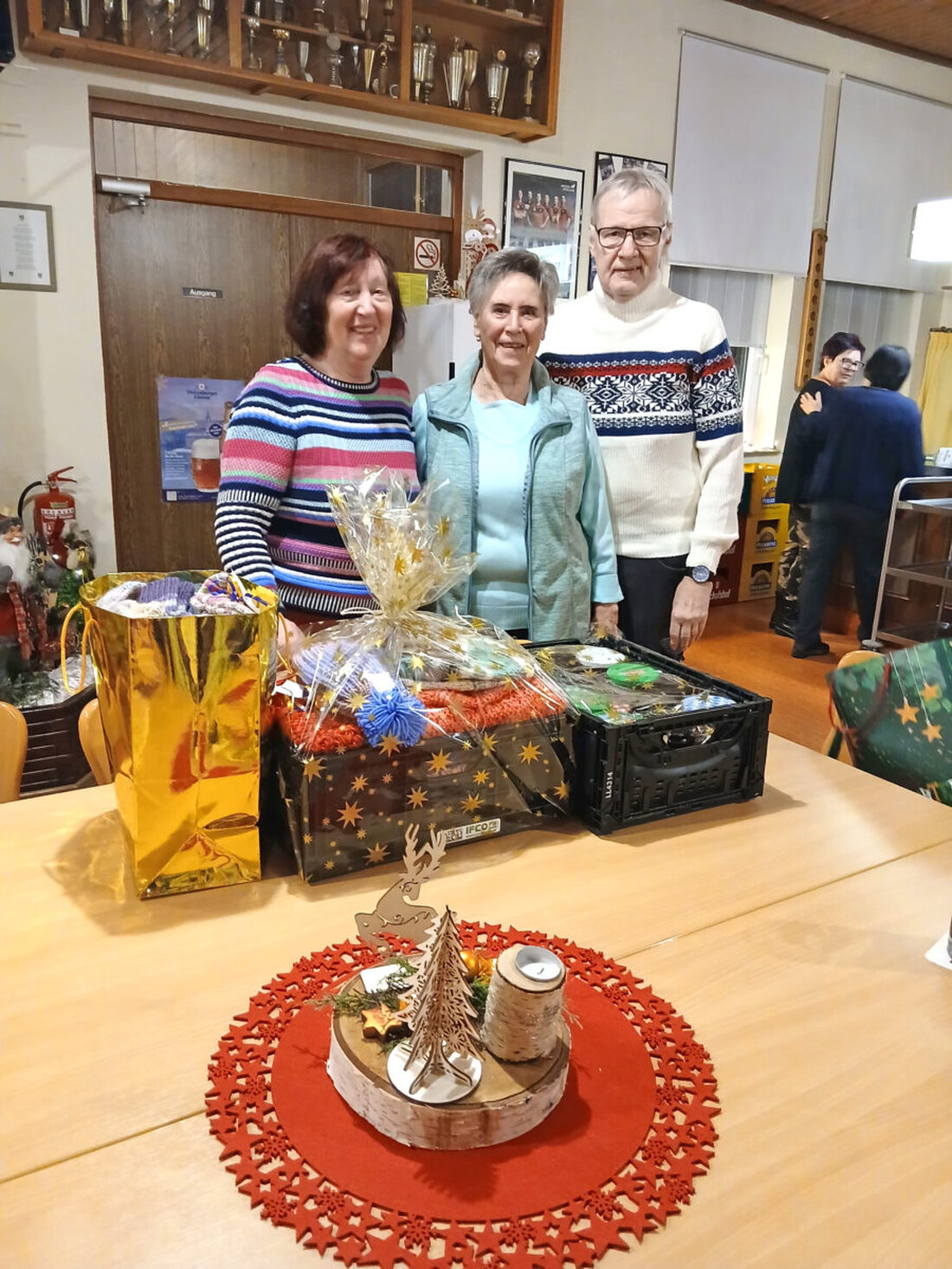 Maxhütte-Haidhof. Die Strickerinnen des Seniorenbeirats feierten in der FC-Sportgaststätte ihre Weihnachtsfeier mit Veeh-Harfe und Geschichten, danach spendeten sie Handarbeiten und Marmelade an die Tafel im Städtedreieck.