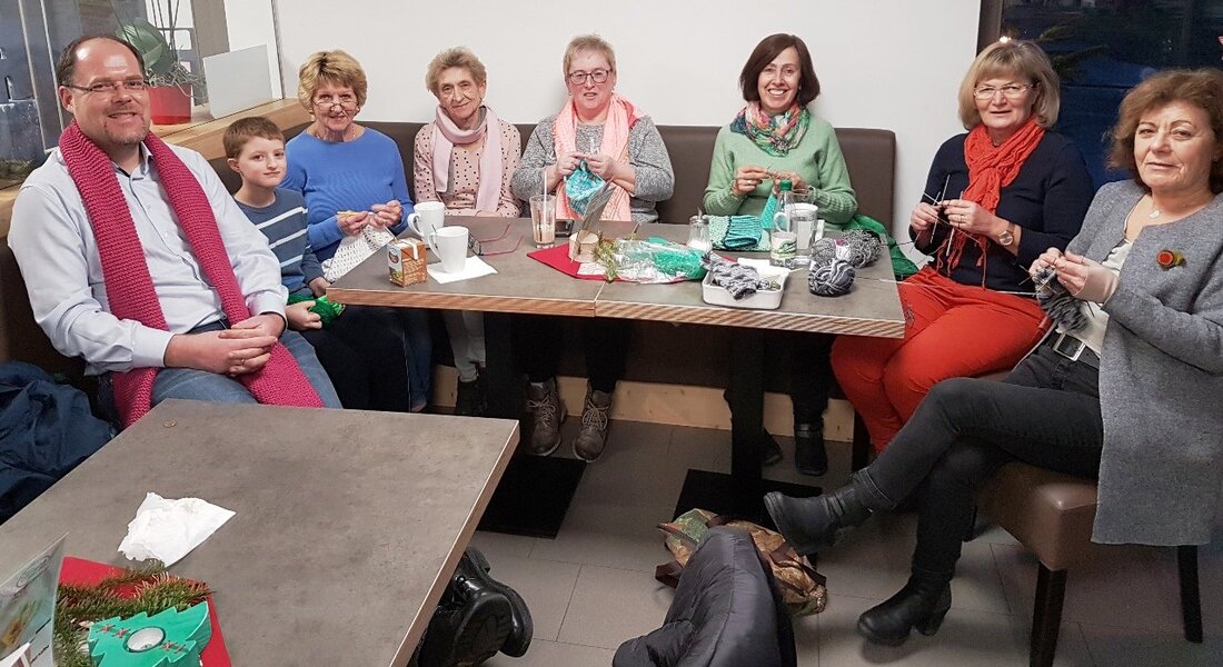 Schwarzenbach. Handarbeit ist in! Der Schwarzenbacher Strickkreis tut so nicht nur sich selbst, sondern auch anderen etwas Gutes.  „Masche an Masche für einen guten Zweck!“ – für dieses Motto macht [&hellip;]
