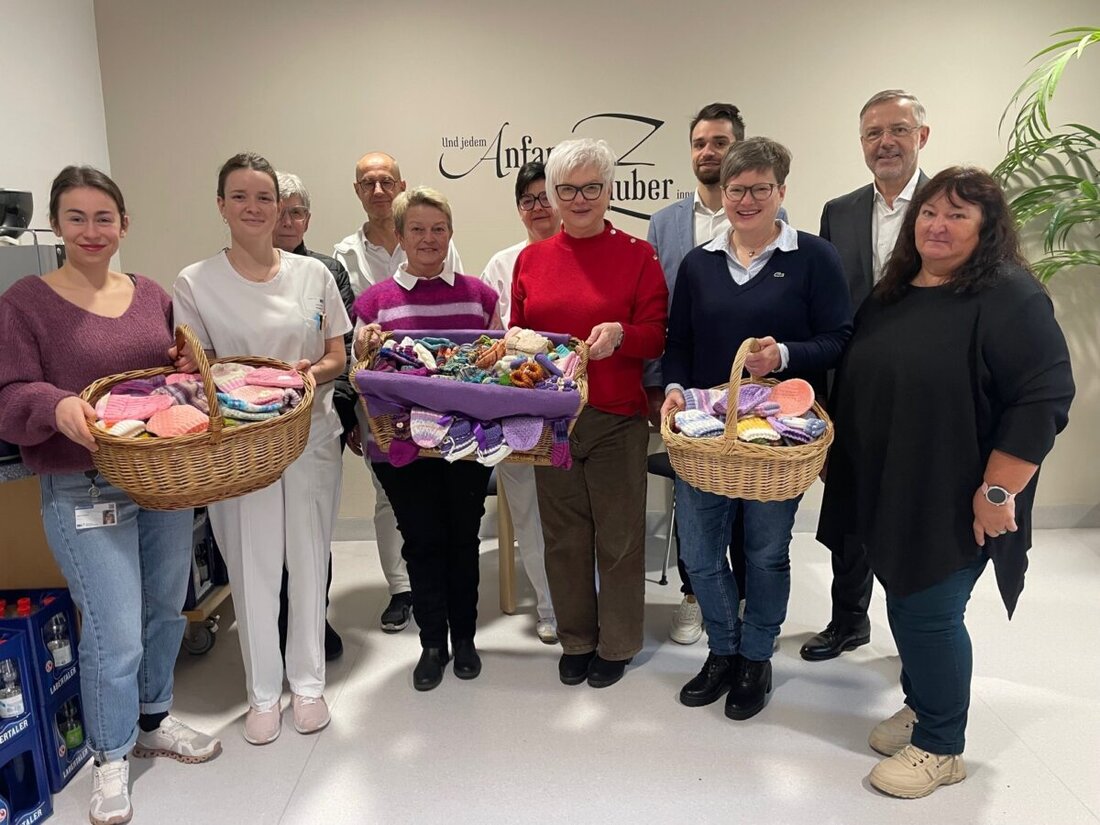 Weiden. Eine Strickrunde aus Moosbach hat die Geburtshilfe am Klinikum Weiden mit liebevoll gefertigten Mützchen und Söckchen für Neugeborene beschenkt. Die Übergabe am 17. November fiel auf den Weltfrühchentag und rührte viele.