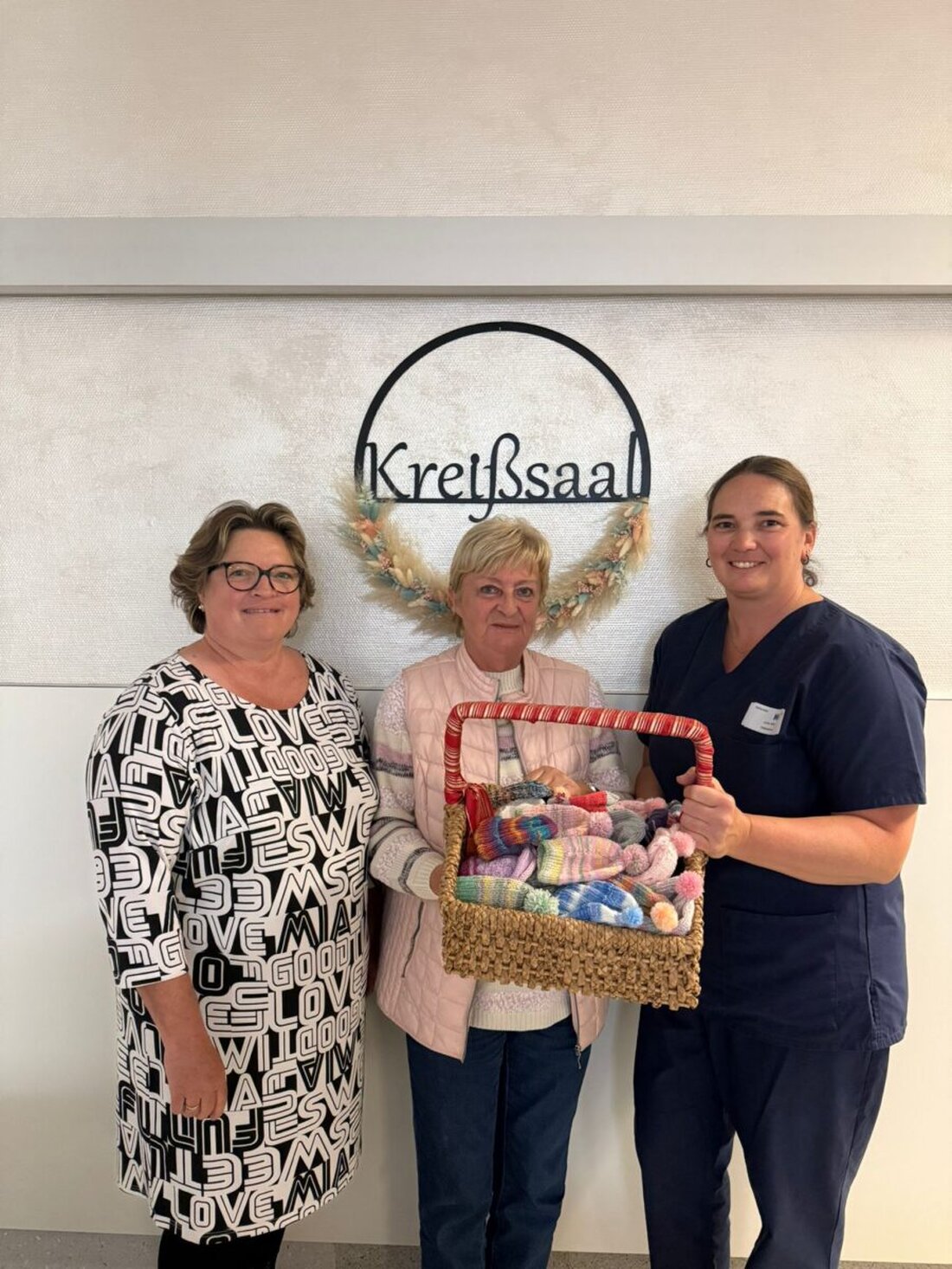 Weiden. Die Strickrunde Neustadt/WN schenkte dem Klinikum 120 bunte Babymützchen. Seit Oktober 2022 liefern sie fast monatlich 120 Stück. Pro Jahr entstehen rund 600 Babyschühchen für Koki.