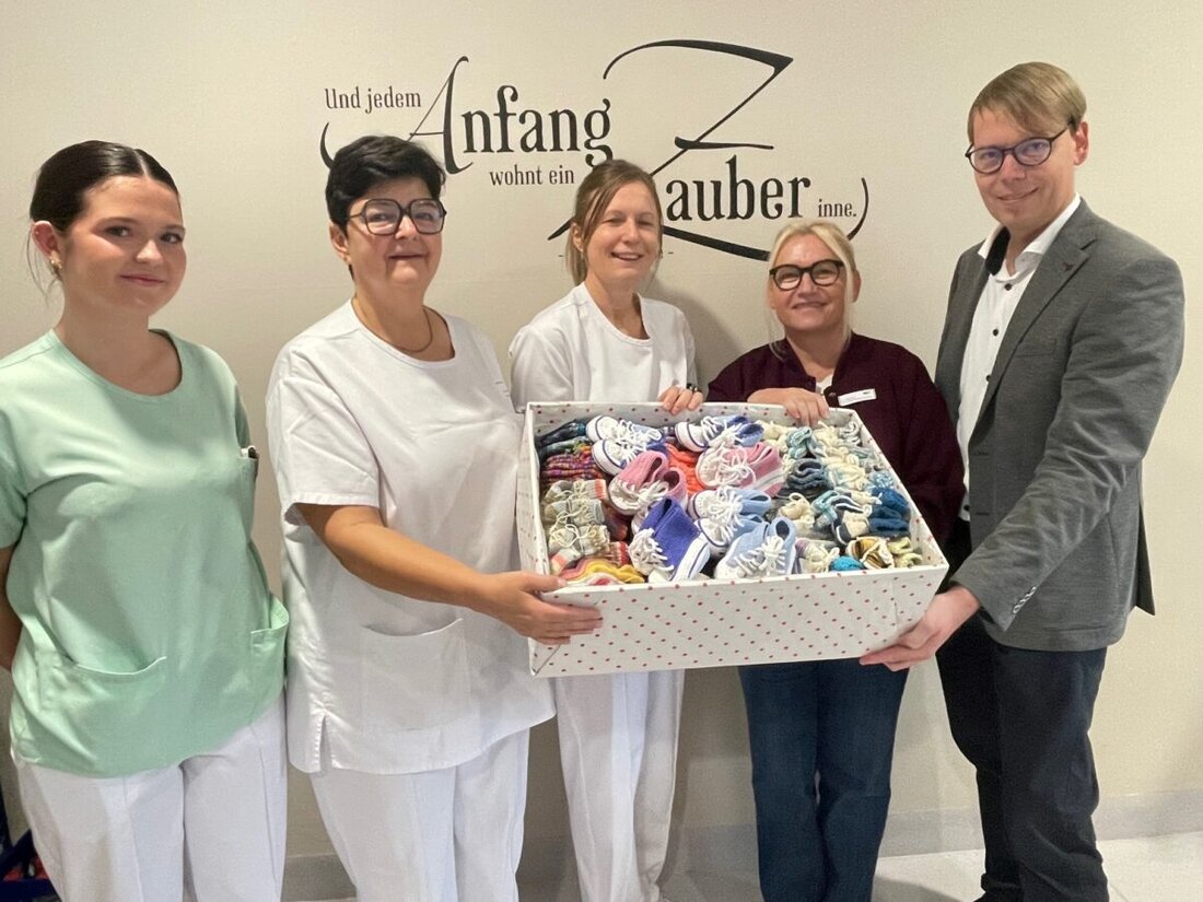 Weiden. Notburga „Burgi“ Zielbauer, Vertrauensfrau der Schwerbehinderten bei den Kliniken Nordoberpfalz, hat mit einer Strickrunde 220 Paar bunte Babysöckchen für die Station 32 des Klinikums gespendet und damit Freude ausgelöst.