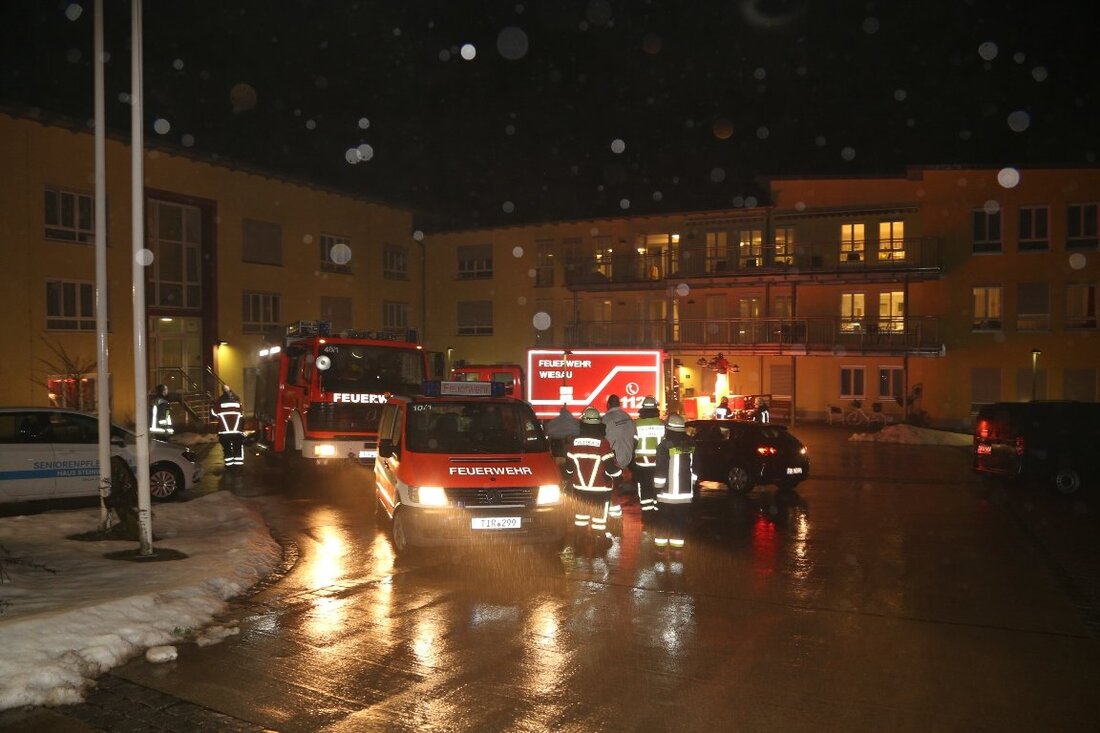 Wiesau. In Teilen des Landkreises Tirschenreuth war es stockdunkel: Der Strom ist zeitweise ausgefallen. Die Feuerwehr hat stundenlang die Stromversorgung in einem Seniorenheim sichergestellt.  Der massive Stromausfall hat viele Haushalte im [&hellip;]
