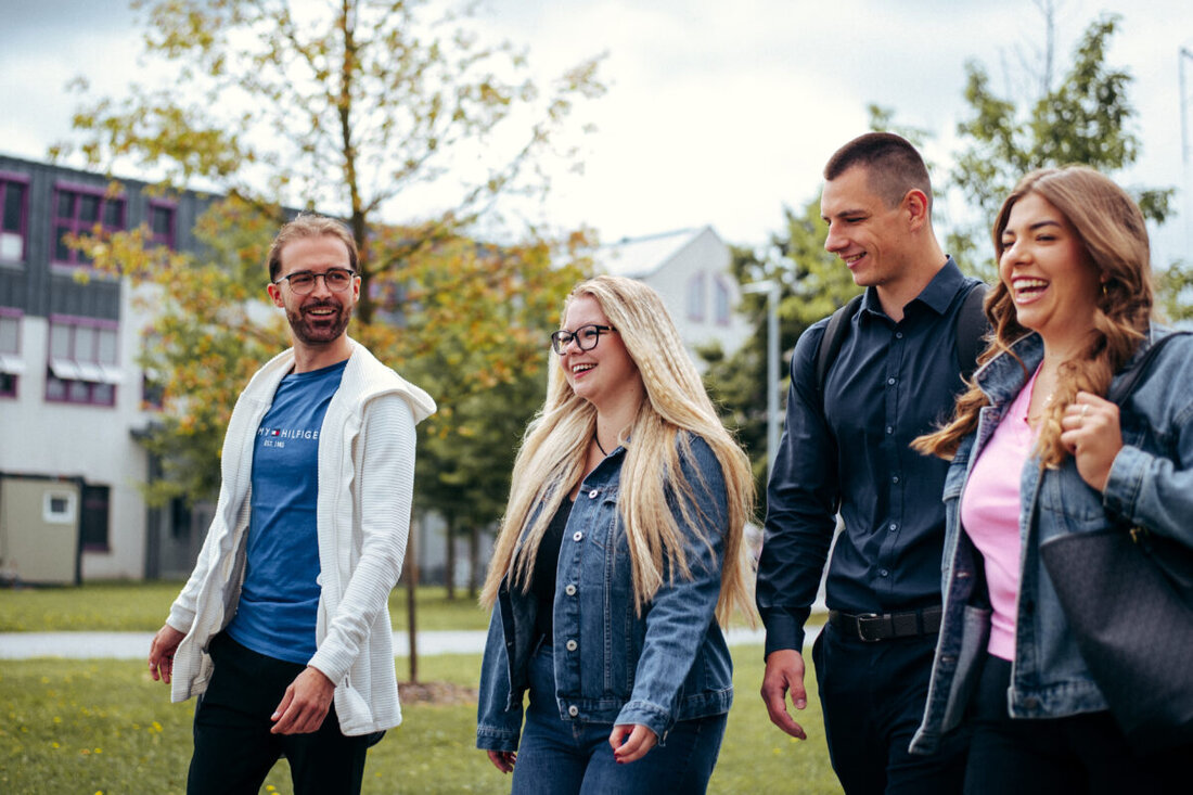 Weiden. Die Bayerische Absolventenstudie 2024 bescheinigt der OTH Amberg-Weiden starke Ergebnisse: hohe Zufriedenheit, gelungener Berufseinstieg und viel Praxisnähe. Persönliche Betreuung und duale Wege zahlen sich aus.