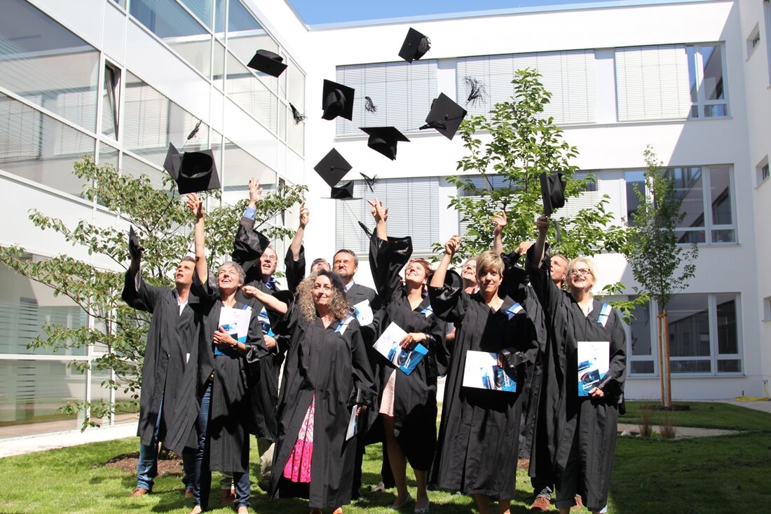Regensburg/Wöllershof. In einer Feierstunde bekamen 13 Mitarbeiter ihr Abschlusszeugnis des Bachelor-Studiengangs „Management in Gesundheitsberufen“ überreicht. Der medbo-Vorstand Dr. Dr. Helmut Hausner lobte vor allem das große Engagement und die Treue zur [&hellip;]