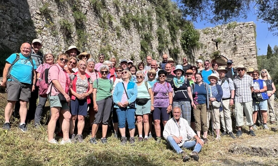 Tirschenreuth. Die vhs im Landkreis Tirschenreuth reiste mit 42 Teilnehmern zur Studienreise Kultur und Genuss-Wandern nach Korfu. Olivenhaine, Küstenpfade und Klöster sowie Kerkyras Altstadt boten Natur, Geschichte und Kulinarik.