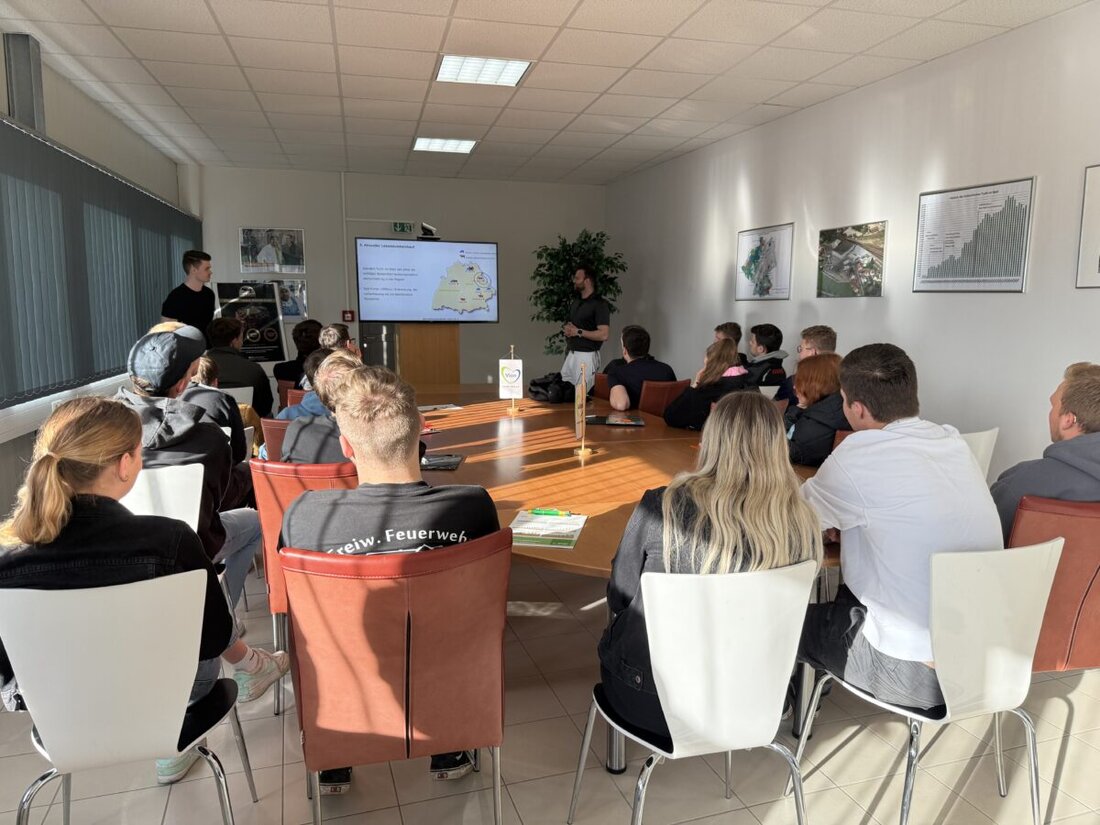 Furth im Wald. Studierende der Landwirtschaftsschule Weiden erhielten bei einer Führung durch den Schlachthof Einblicke in die Fleischgewinnung unter strengen Auflagen für Tierwohl und Hygiene.