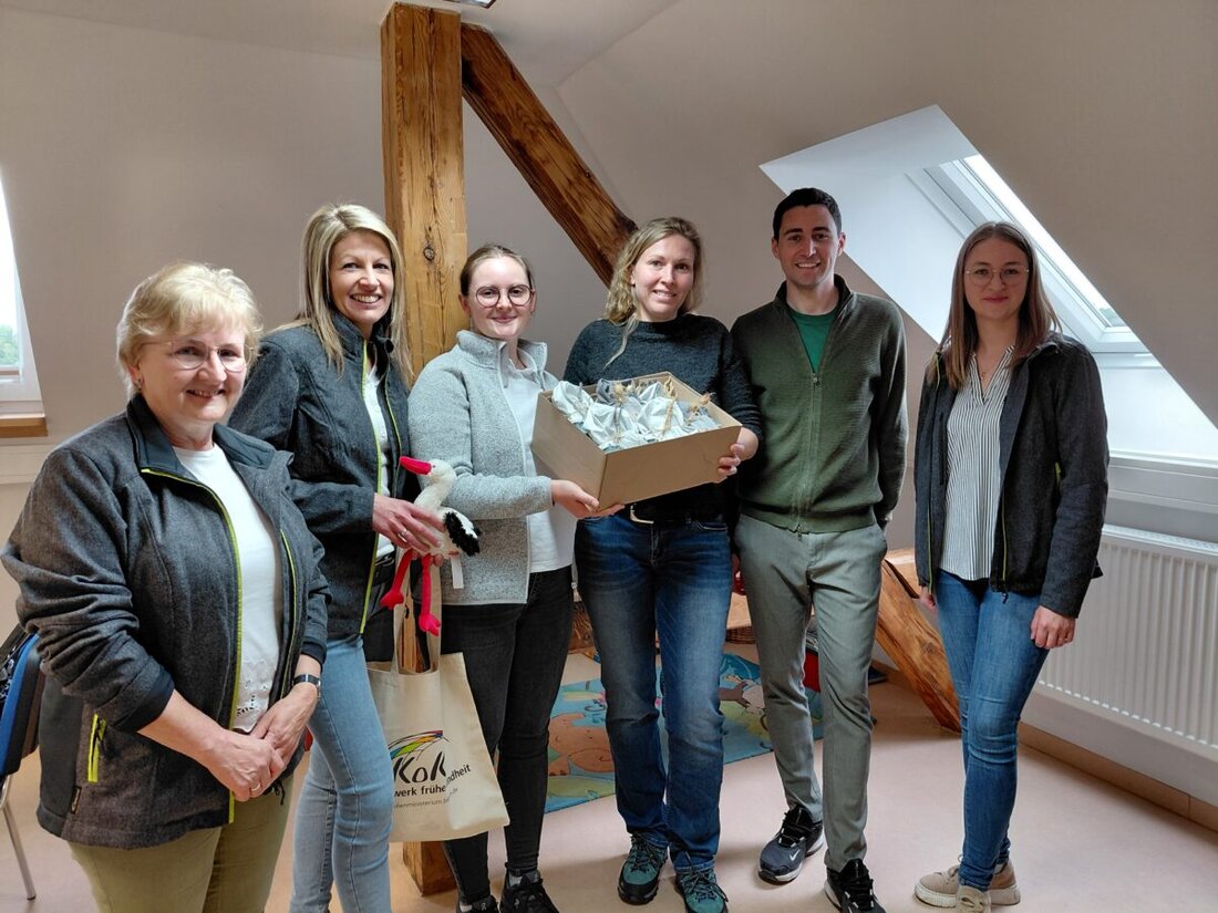 Neustadt/WN. Zwölf Studierende der Fachschule für Ernährung und Haushaltsführung in Weiden nähten 30 Babymützchen in drei Größen und spendeten sie an die KoKi des Landratsamtes. Die Aktion verbindet Unterricht und Hilfe.