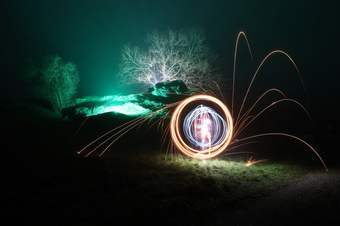 Amberg. Studierende der OTH Amberg-Weiden zeigen in der Ausstellung „Kreative Fototechniken“ Bildwelten aus Lichtmalerei, Doppelbelichtung und Langzeitbelichtung. Vernissage 13. Januar 2026, 18 Uhr, in der Mensa.