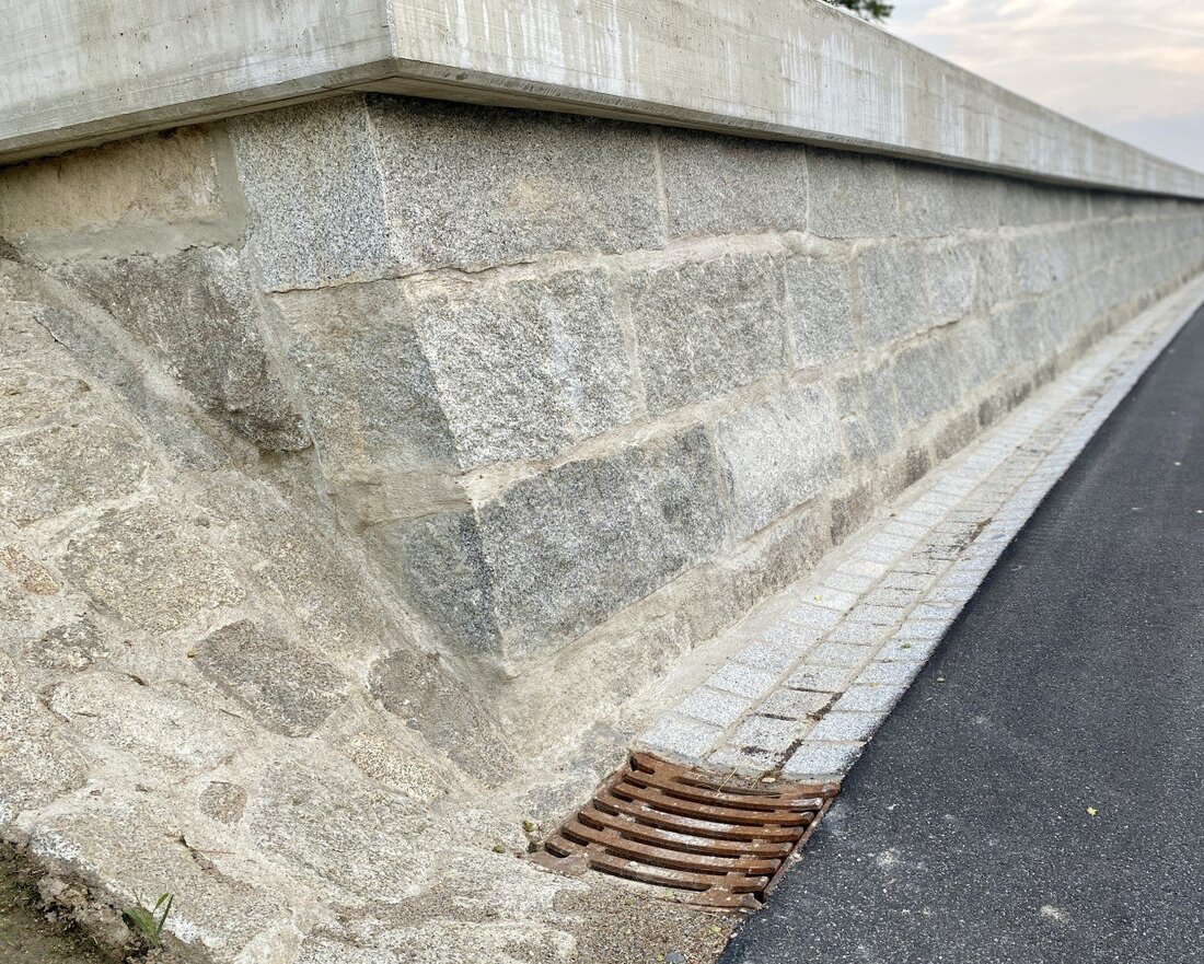 Störnstein. Wieder Ärger mit einer Stützmauer im Birkenweg. Der Bürgermeister sieht sich „absichtlich hinters Licht geführt“. Zwei Gemeinderäte sind so sauer, dass sie ihr Einvernehmen verweigern. Denn die Mauer steht, bevor der Plan eingereicht wird.