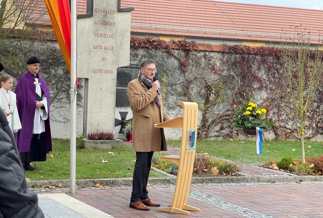 Stulln. Zum Volkstrauertag gedachten Gemeinde, Pfarrei und Vereine den Opfern von Krieg und Gewalt mit einer Feier und betonten die Bedeutung der Erinnerungskultur. Bürgermeister Hans Prechtl hob die Integrationsleistung Stullns nach dem Zweiten Weltkrieg hervor.