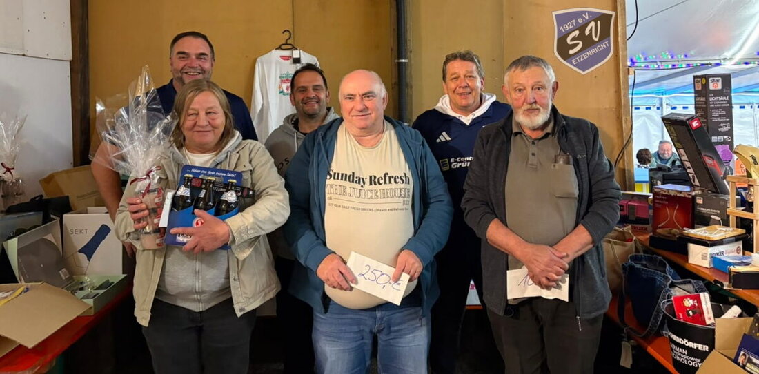 Etzenricht. Mehr als 130 Schafkopffreunde kamen zum traditionellen Preisschafkopf des SV Etzenricht ins Kirchweih-Festzelt. Bei 60 Partien ging es um Geld- und Sachpreise. Den ersten Platz und 250 Euro sicherte sich Alexander Eytzinger aus Stulln.