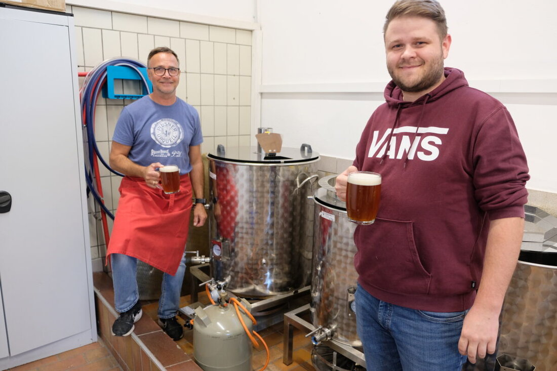 Vorbach. Mit einem stimmungsvollen Sudhaus-Fest haben Küchenmeister Mike Dietz und Braumeister Nicolai Mosch im alten Feuerwehrhaus die neue Dorfbrauerei eröffnet – samt Rotbier vom Fass, Mutzbraten und viel Gemeinschaftsgeist.