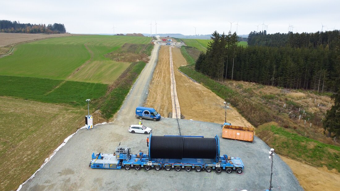 Nordoberpfalz. TenneT beginnt mit dem ersten Kabeleinzug für SuedOstLink in Bayern, einen Meilenstein der Energiewende. Ab 2027 werden Wind- und Sonnenenergie zwischen Nordost- und Süddeutschland transportiert, um die Versorgungssicherheit zu stärken.