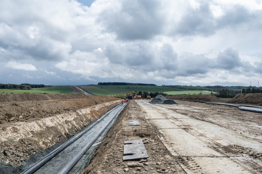 Störnstein/Weiden/Pfreimd. Von
Oktober 2025 bis Februar 2026 erfolgen Fällungen am SuedOstLink zwischen Marktredwitz und Pfreimd, die in Störnstein und Weiden beginnen. Die Gleichstromleitung gilt als wesentlicher Beitrag zu Energiewende und Versorgungssicherheit. 