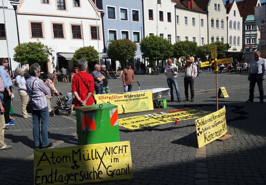 Weiden. Der SuperGau in Tschernobyl sorgte selbst in Bayern für einen Ausnahmezustand. Die BI gegen atomare Anlagen veranstaltete eine Gedenkminute für die Opfer. Doch nicht nur die schreckliche Vergangenheit war [&hellip;]