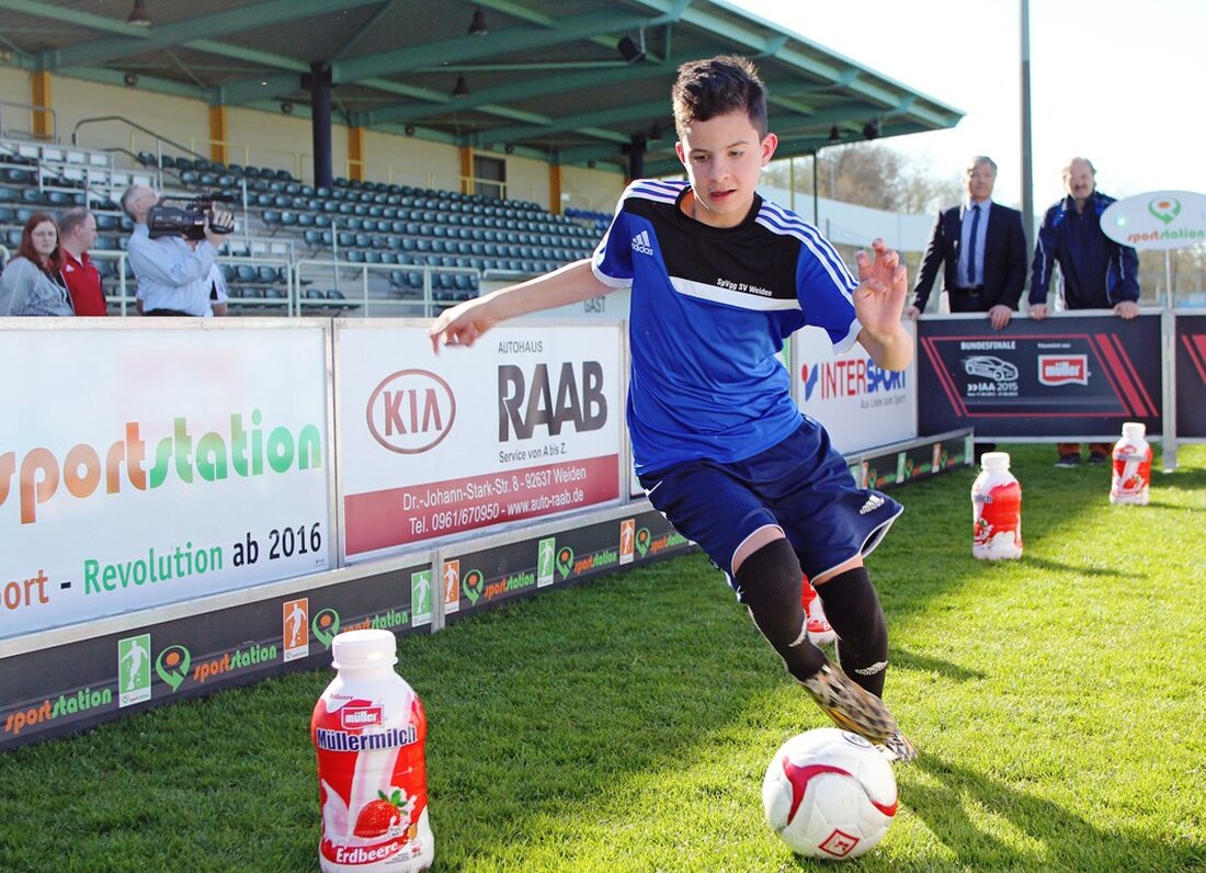 Weiden. Der Wettbewerb „Deutschland sucht den Superdribbler“ geht auch 2016 wieder an den Start. Dabei werden die besten Fußball-Dribblerinnen und -Dribbler Deutschlands gesucht. In 120 deutschen Städten finden 2016 Qualifikationsmeisterschaften [&hellip;]