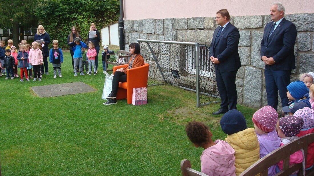 Mitterteich. Susanne Fellner war die “Frau der Stunde” im städtischen Kindergarten: Sie feiert ihr 25. Dienstjubiläum.  Von Werner Männer  Die Leiterin des Kindergartens musste an diesem Tag viele „Hände schütteln“. [&hellip;]