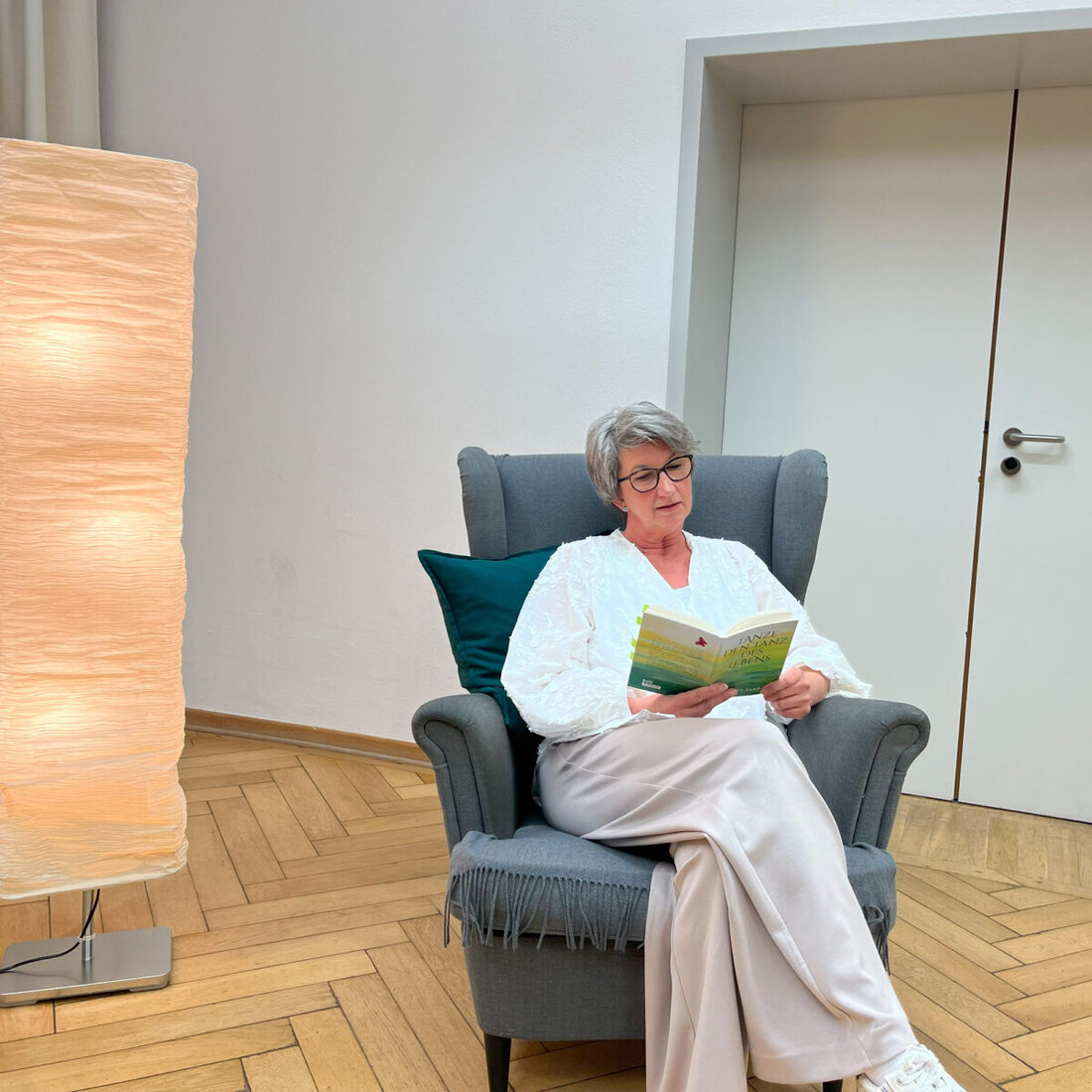 Maxhütte-Haidhof. Über 60 Personen besuchten die Buchvorstellung von Susanne Plank "Tanz den Tanz des Lebens", das sich mit Trauer befasst. Plank erörterte, Trauer sei ein natürlicher, integrativer Lebensbestandteil und kein statischer Zustand.