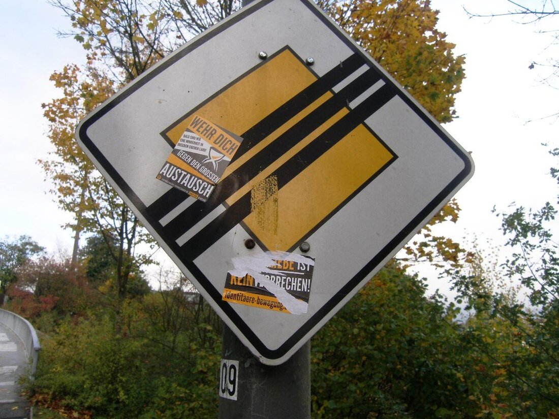 Neustadt/Kulm. In Neustadt am Kulm gibt es offenbar Leute, die sich das Bekleben von Straßenschildern und Leitpfosten zum Hobby gemacht haben.  Wie die Polizei mitteilt, ist entlang der Staatsstraße 2168, [&hellip;]