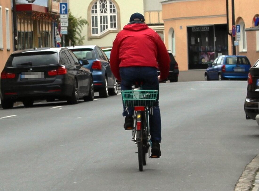 Weiden. Ein Mann klaute in einem Verbrauchermarkt einen Satellitenreceiver und verschwand danach auf einem Fahrrad. Die Polizei sucht Zeugen. Gestern gegen 13.15 Uhr meldete ein Mitarbeiter eines Verbrauchermarktes in der [&hellip;]