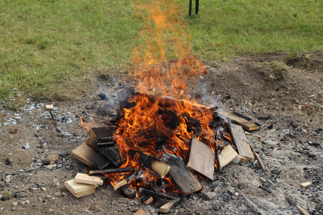 Vohenstrauß/Neukirchen. Bei der Polizei Vohenstrauß wurde Anzeige wegen des unerlaubten Verbrennens von gesundheitsschädlichen Abfällen erstattet. Auf dem Jugendzeltplatz der Gemeinde Neukirchen zu St. Christoph wurden seit dem 16. September unter anderem Bahnschwellen, welche [&hellip;]