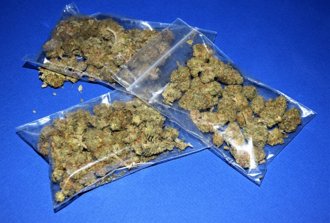 Amberg. Bei einer Verkehrskontrolle fand die Polizei Amberg im Auto eines 40-Jährigen Tütchen mit Marihuana. Es folgte eine Wohnunbgsdurchsuchung. 