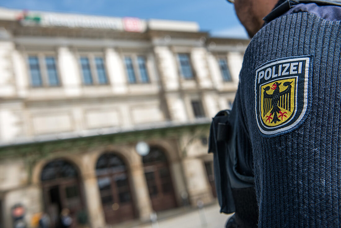 Schwandorf. Drei minderjährige Zuwanderer wurden nach Schwarzfahren und Handgreiflichkeiten von der Polizei aufgegriffen. Ein 13-Jähriger musste in eine Klinik. Zudem gab es eine Auseinandersetzung zwischen Schülern, die zu Ermittlungen wegen Körperverletzung und Bedrohung führte.