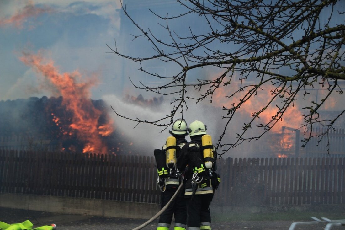 Maxhütte-Haidhof. Kurz vor Mitternacht brannte eine Doppelhaushälfte im Erdgeschoss und Keller; rund 80 Feuerwehrangehörige verhinderten ein Übergreifen auf die zweite Hälfte. Der Sachschaden wird auf ca. 400.000 € geschätzt, alle Bewohner blieben unverletzt.