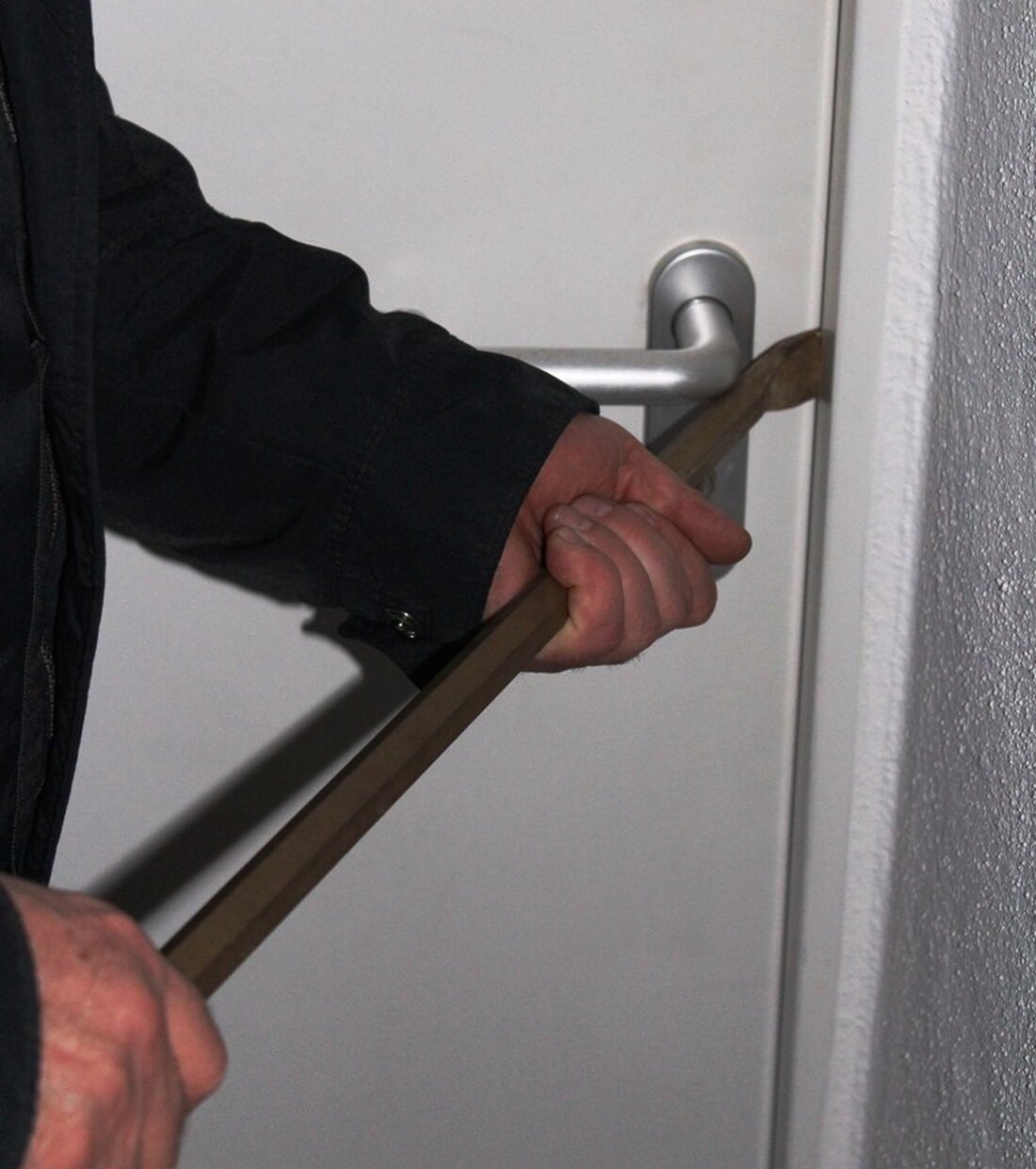 Leonberg. Die Polizei sucht nach zwei Männern, die wahrscheinlich für diesen Einbruch verantwortlich sind.  Am Sonntag, zwischen 11:30 und 15:15 Uhr, hebelten bisher unbekannte Täter eine Gartenhütte im Gemeindeteil Großensees [&hellip;]