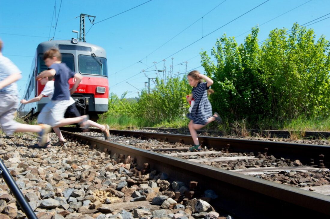 Weiden/Neustadt/WN. Die Erfahrung aus den Schulferien zurückliegender Jahre hat gezeigt, dass Kinder und Jugendliche ihre Freizeitaktivitäten bisweilen auf Bahnanlagen verlegen und Gleise als eine Art Abenteuerspielplatz in Beschlag nehmen. “Dies [&hellip;]